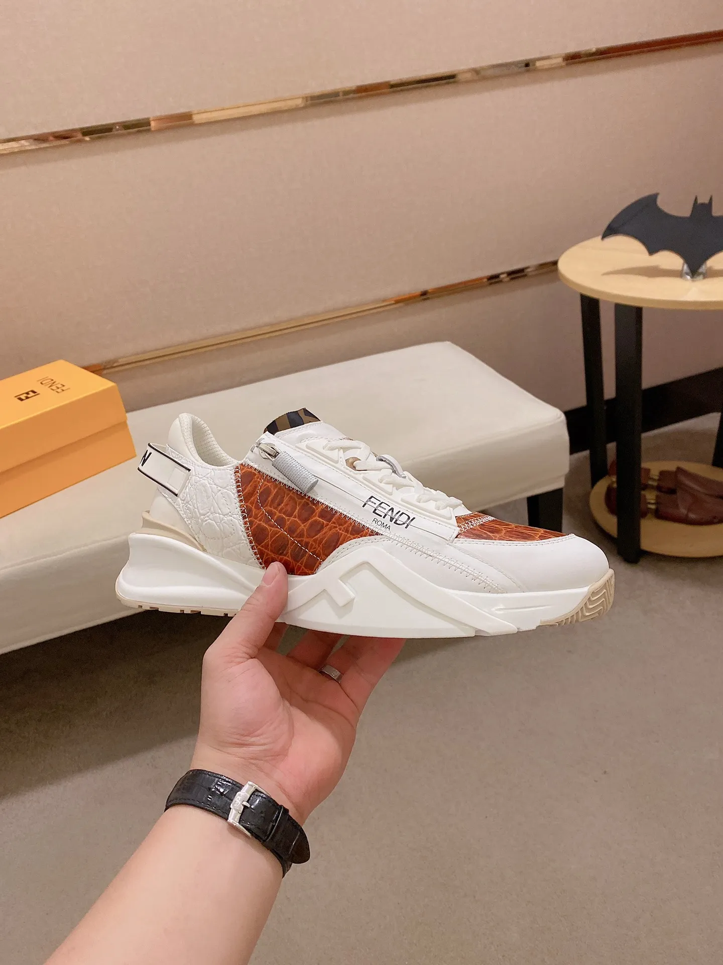 Men's shoes💰: 540💰(Higher version) [Fendi] Fendi's latest casual shoes for men! Available at counters simultaneously! A one-to-one replica of the original. The surface is made entirely of imported first-layer calfskin with crocodile pattern, the interior is made of first-layer water-dyed cowhide, and the original factory-supplied rubber outsole. Leading new fashion concepts. Matching code: 38-44 (45 can be customized)